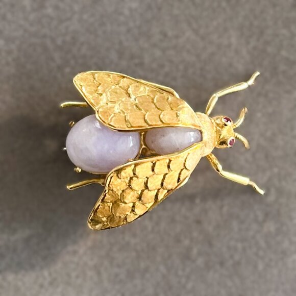 ✨Vintage 1950s Handmade 18K Gold Italian Bee Brooch | Lavender Jade & Ruby Eyes - Picture 11 of 13